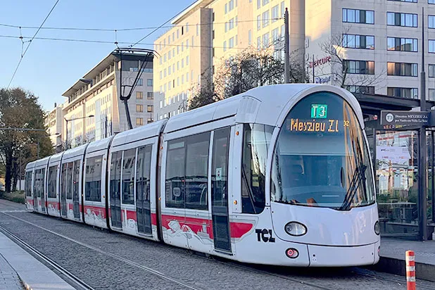 リヨンを走るトラム(路面電車)の一部車両は、そのデザインが「かいこ(蚕)」をモチーフにしていると言われてiru